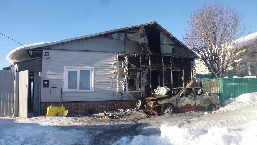 Пожар уничтожил "Калину" и часть жилого дома