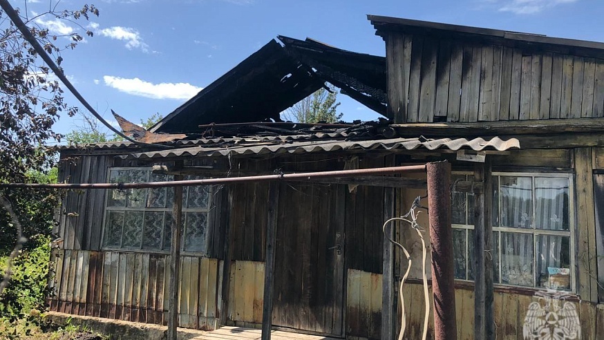 В Лысогорском районе загорелась крыша частного дома