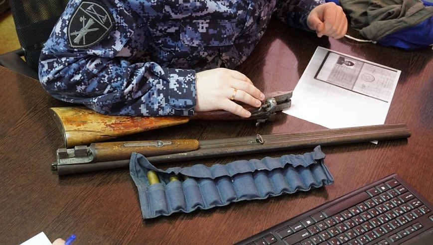 Саратовские правоохранители передали более 40 единиц оружия бойцам в зоне СВО