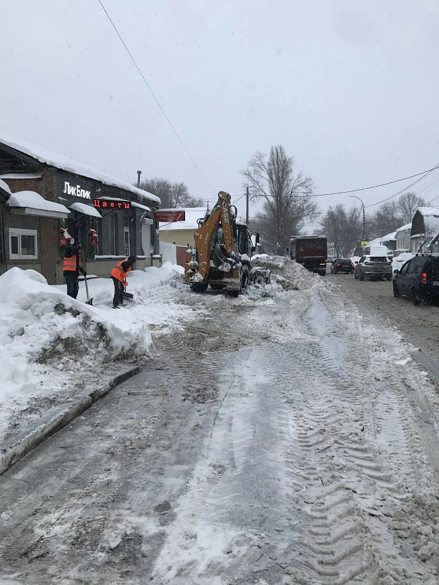 В Саратове дорожники расчищают 77 километров дорог регионального значения
