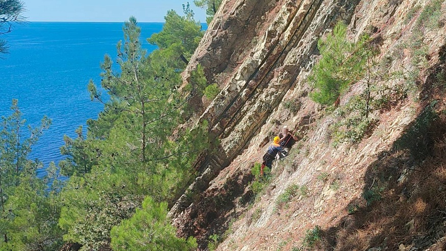 Под Геленджиком спасли саратовца, зависшего на скале