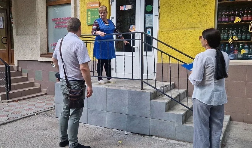 Саратовские предприниматели не содержат территорию у магазинов в надлежащем виде