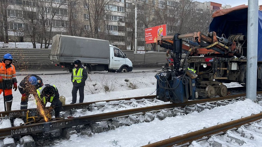 Скоростной трамвай: начались сварочные работы на улице Политехнической