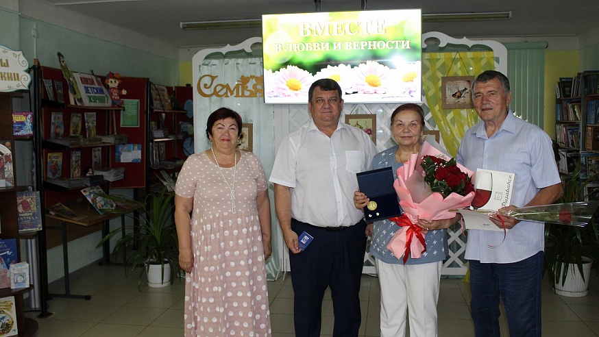 В Самойловском районе наградили семейные пары