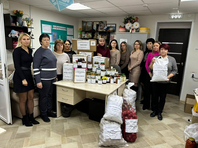 Саратовские волонтеры передали на фронт маскировочные сети, теплые носки и антидроновые одеяла