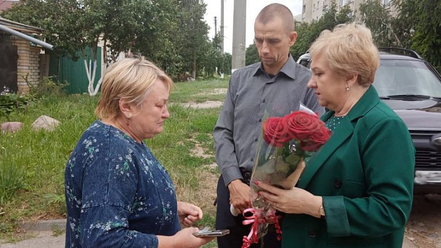 Семьям погибших в зоне СВО бойцов из Саратовской области вручили памятные знаки