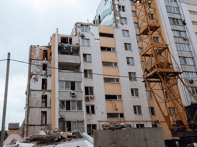 В Саратове продолжают разбирать разрушенный подъезд дома на Блинова