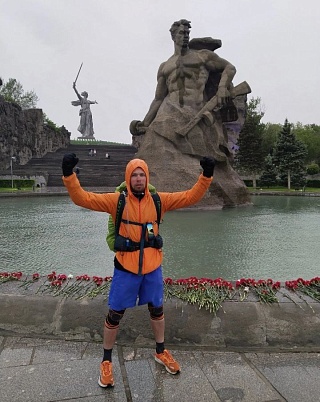 Саратовский спасатель пробежал одиночный марафон из Саратова в Волгоград