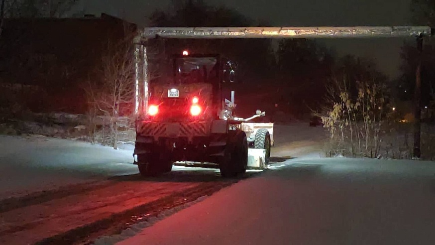 Ночью на дорогах Саратовской области работали более 300 снегоуборочных машин 