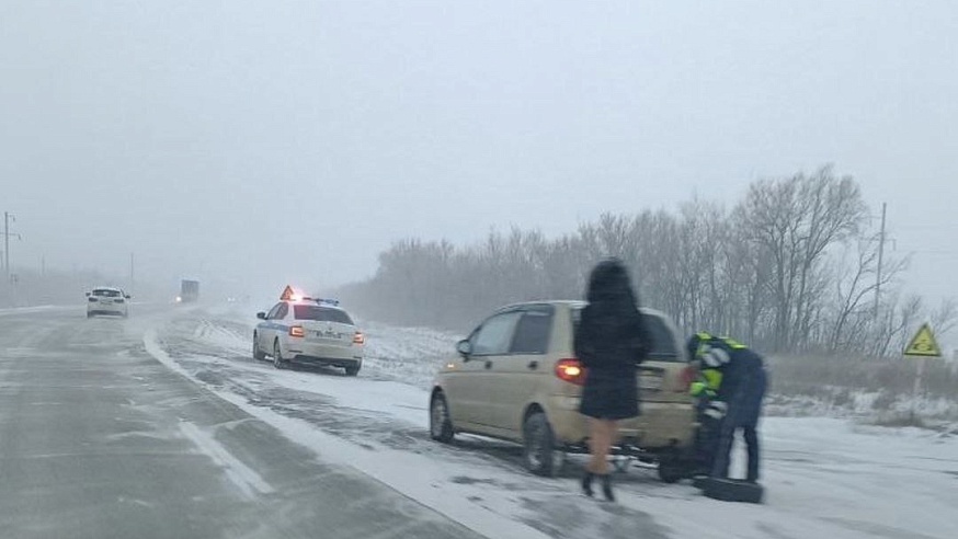 Балаковские автоинспекторы помогли девушке заменить спущенное колесо