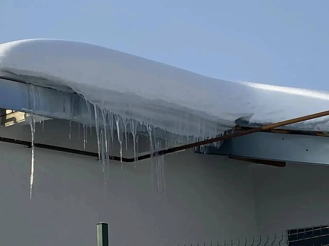 В Саратове за снег и наледь на крышах домов возбудили административные дела 