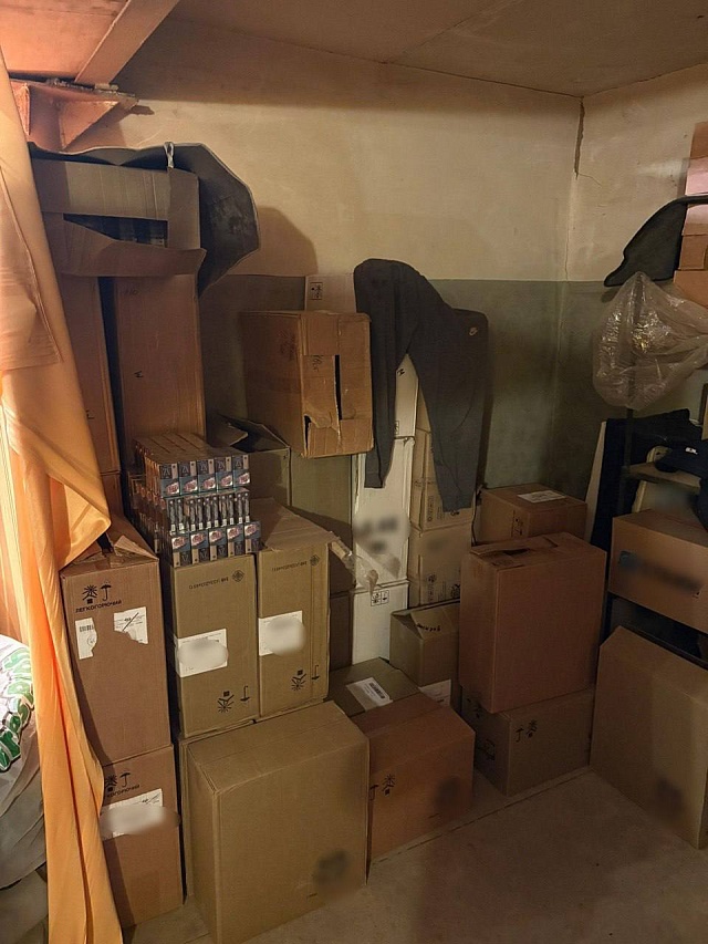 У саратовца в гараже нашли почти 34 тысячи пачек сигарет