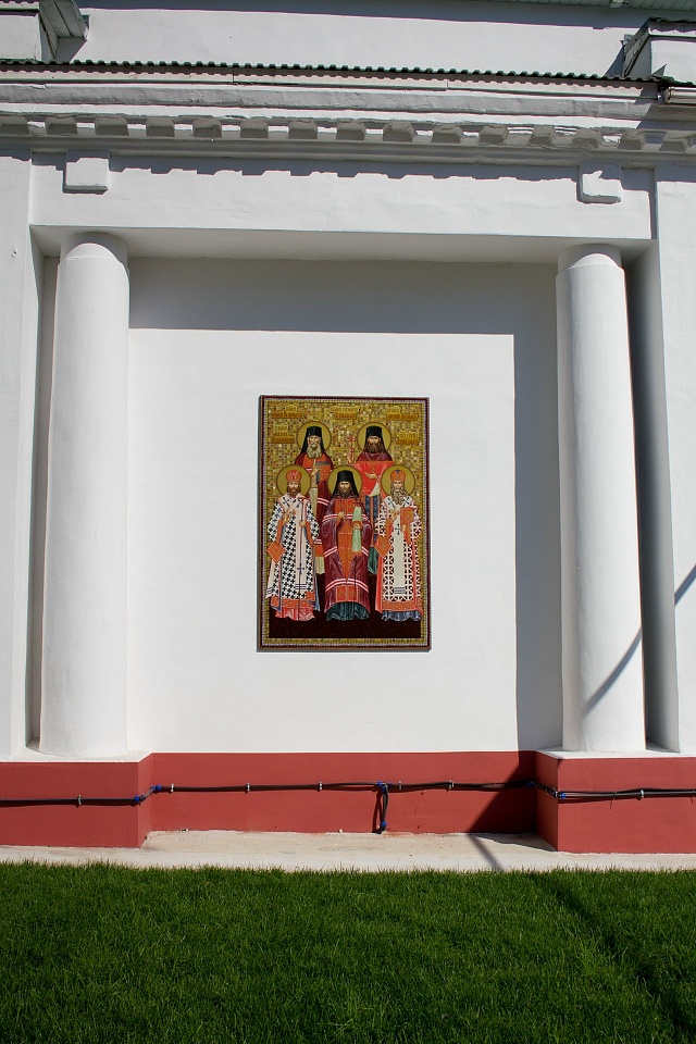 Стену саратовского храма украсила икона живших в нем святых