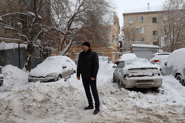 Заместитель председателя комитета по ЖКХ проверил качество уборки некоторых дворов от снега