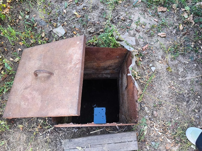 В Энгельсе погиб ребенок после падения в выгребную яму