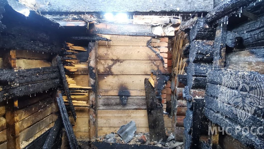 В Балакове сгорел трехквартирный дом из-за пьяного мужчины