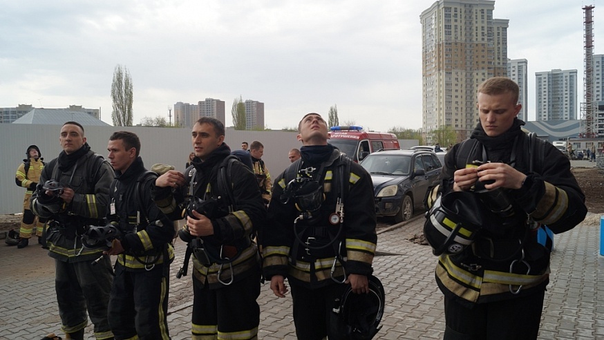Саратовские пожарные на скорость покоряют 25-этажную высотку
