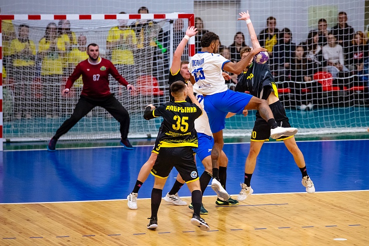 Саратовские гандболисты сыграли с чемпионом