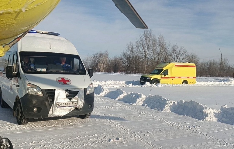 Санавиация перевезла в Саратов подростков с серьезными травмами после аварии