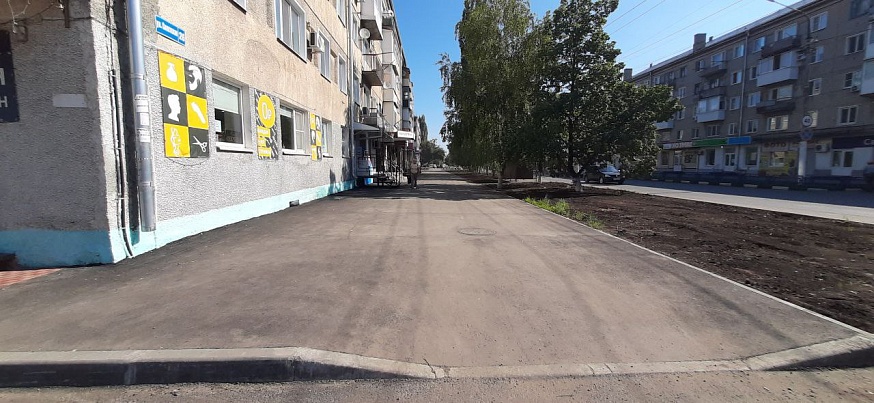 В центре Калининска и Романовки отремонтировали тротуары 