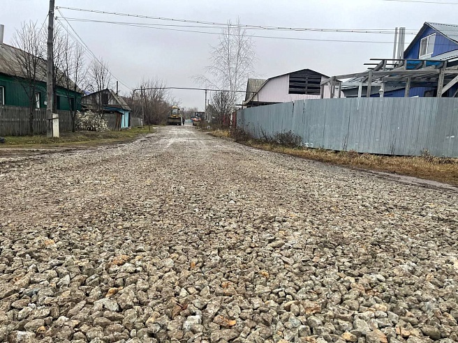 В Петровске заканчивают отсыпку щебнем центральной улицы