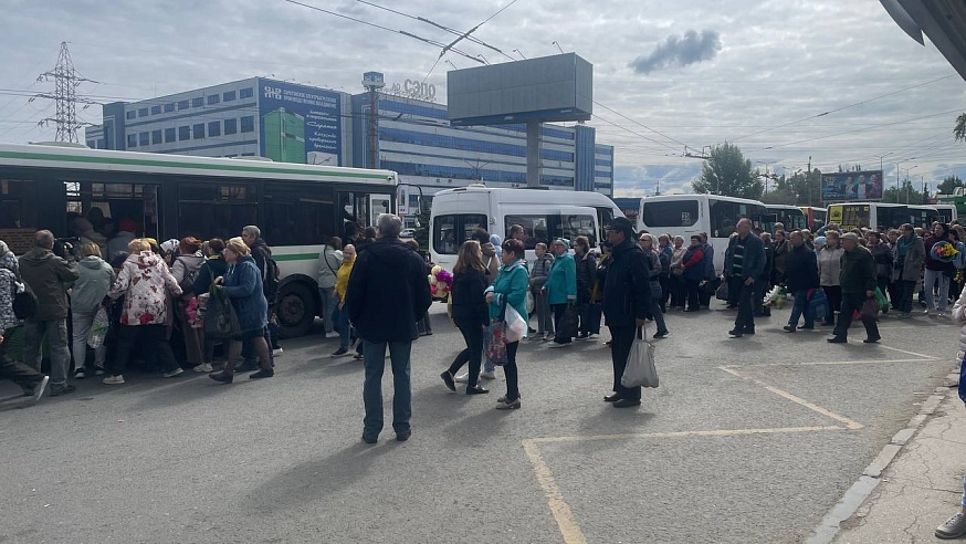 Саратовцы стоят в очередях, чтобы на Радоницу попасть на кладбища