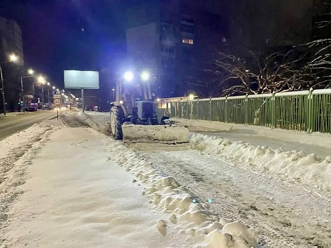 В Саратове продолжаются мероприятия по уборке города от снега и наледи 