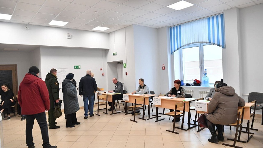 Губернатор и глава Саратова проголосовали на выборах президента