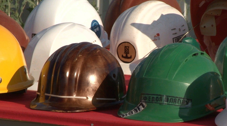 Саратовский строитель собрал коллекцию из 700 касок