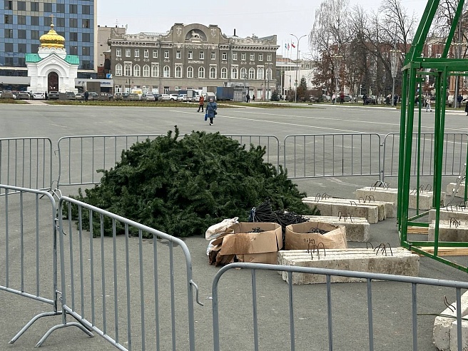 На Театральной площади Саратова к установке готовят главный новогодний символ
