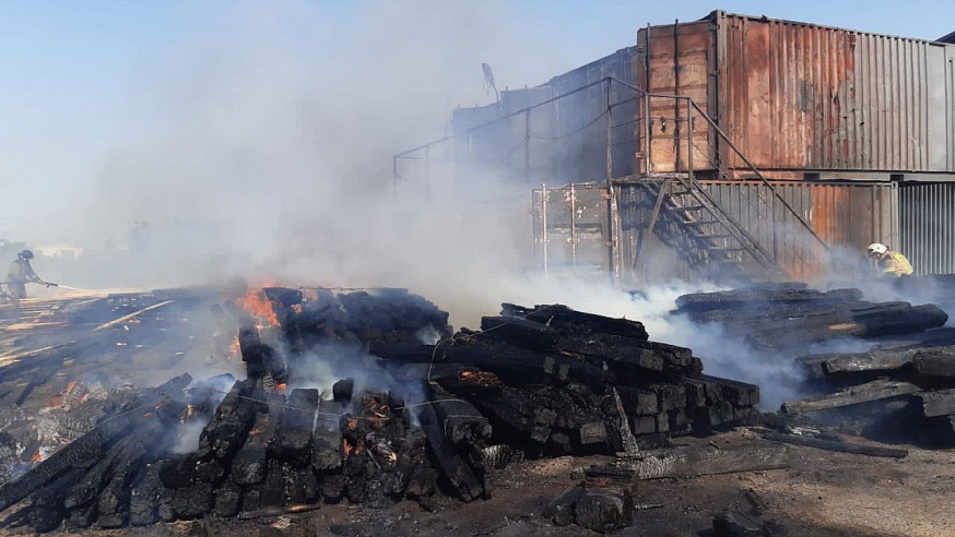 В Заводском районе горят железнодорожные шпалы