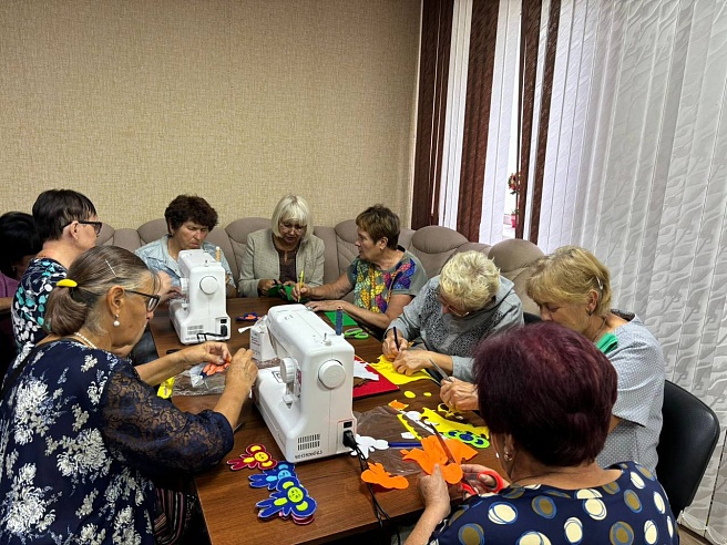 Саратовские волонтеры передают на фронт вещмешки, травяные чаи и игрушки-талисманы