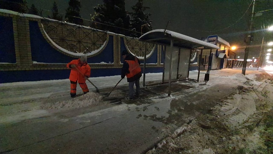 Ночью на дорогах Саратовской области работали более 300 снегоуборочных машин 