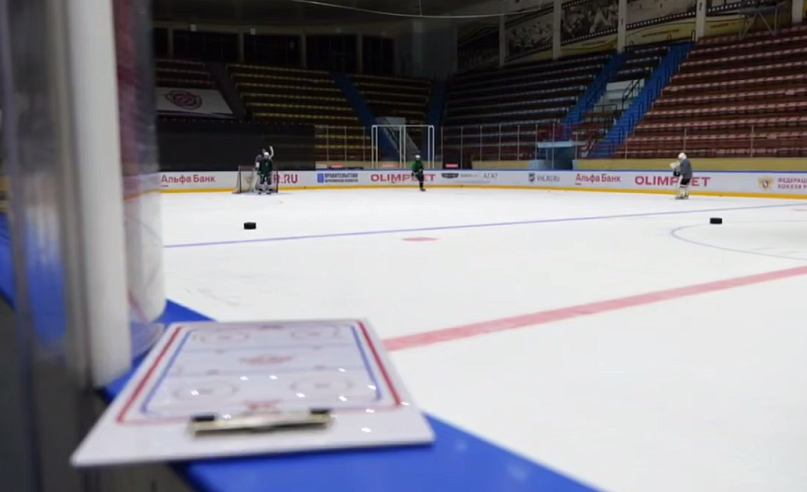 В саратовском "Кристалле" начались первые тренировки хоккеистов на новом льду