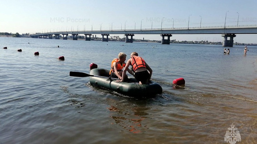 На городском пляже Саратова спасали "утопающих"