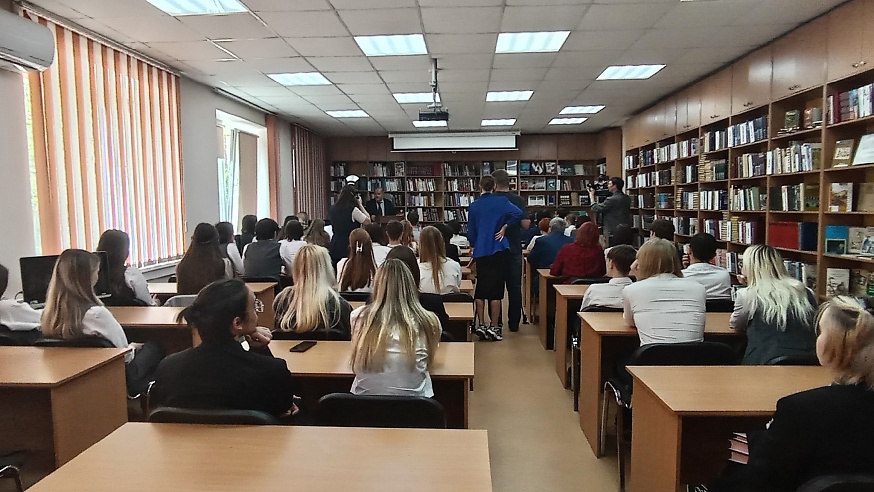 Саратовским школьникам урок провел профессор Российской академии наук
