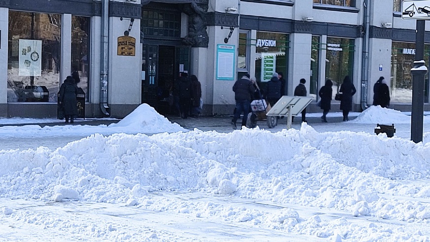 Задолжавших за услуги ЖКХ россиян хотят привлекать к принудительной уборке снега