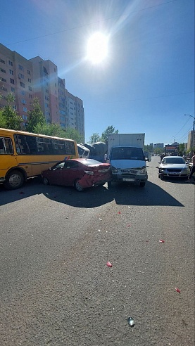 В Саратове в массовом ДТП столкнулись пять машин
