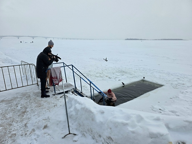 Саратовские моржи ныряют за молодостью и здоровьем