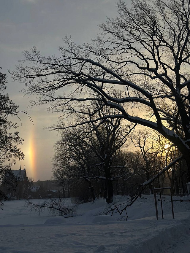 Из-за морозов над Саратовской областью появилось гало с радужными пятнами