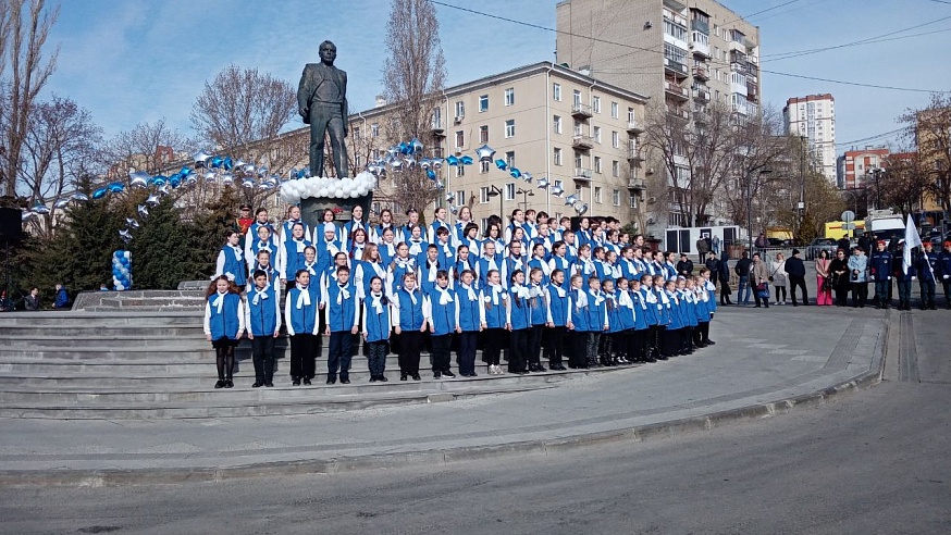 На Набережной Космонавтов начался праздничный митинг