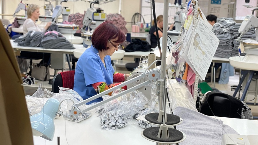 На швейной фабрике в Энгельсе шьют одежду для всей России