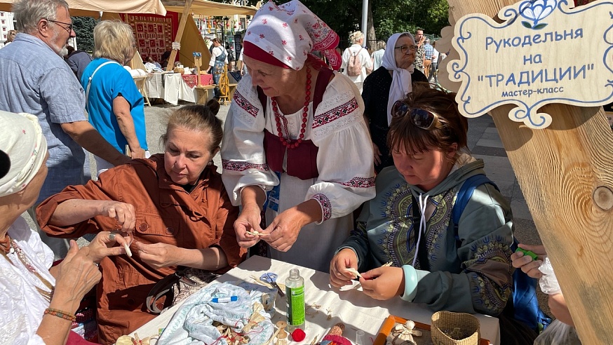 На "Палитру ремесел" приехали ремесленники с художниками из Камеруна и Казахстана