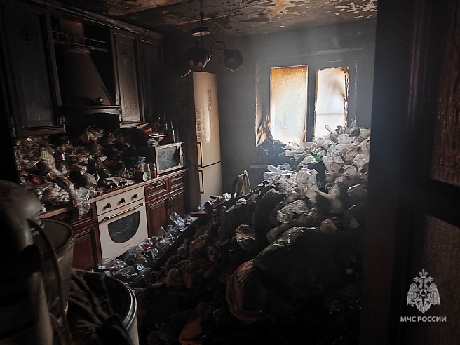 В Саратове горела набитая мусором квартира