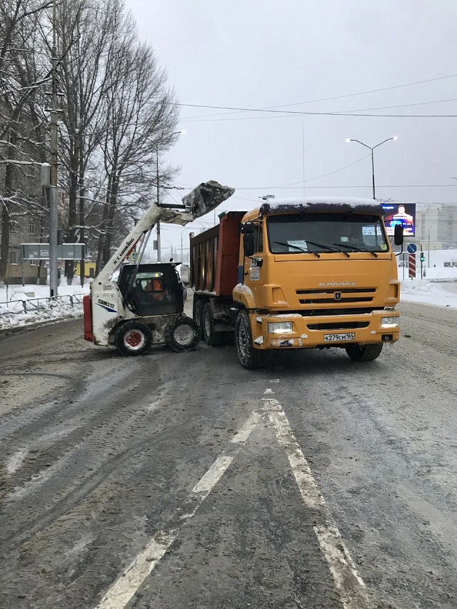 Днем на дорогах Саратовской области работали 387 единиц снегоуборочной техники
