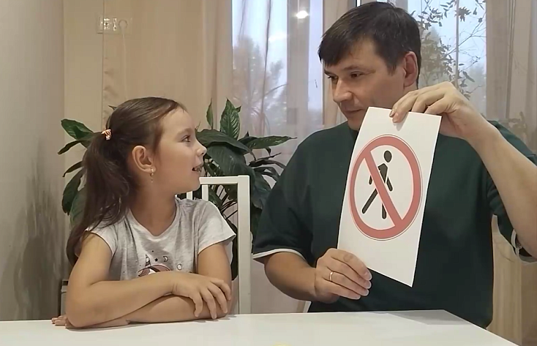 Шеф-редактор телеканала "Саратов 24" вместе с дочерью сделали световозвращающего единорога 