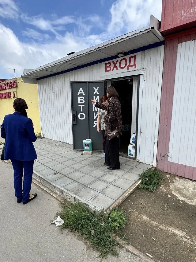 Саратовские предприниматели не содержат территорию у магазинов в надлежащем виде