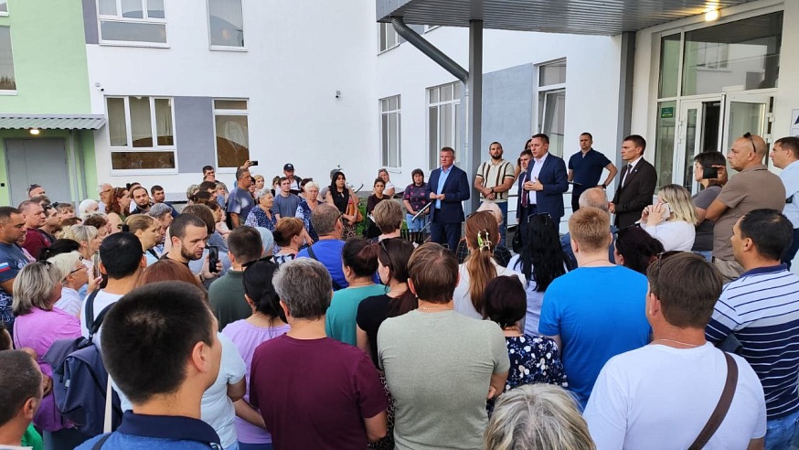 Михаил Исаев встретился с жильцами обрушившегося подъезда многоэтажки на Блинова и соседнего дома