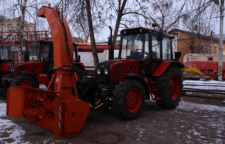 В Саратов поступила новая техника для расчистки трамвайных путей