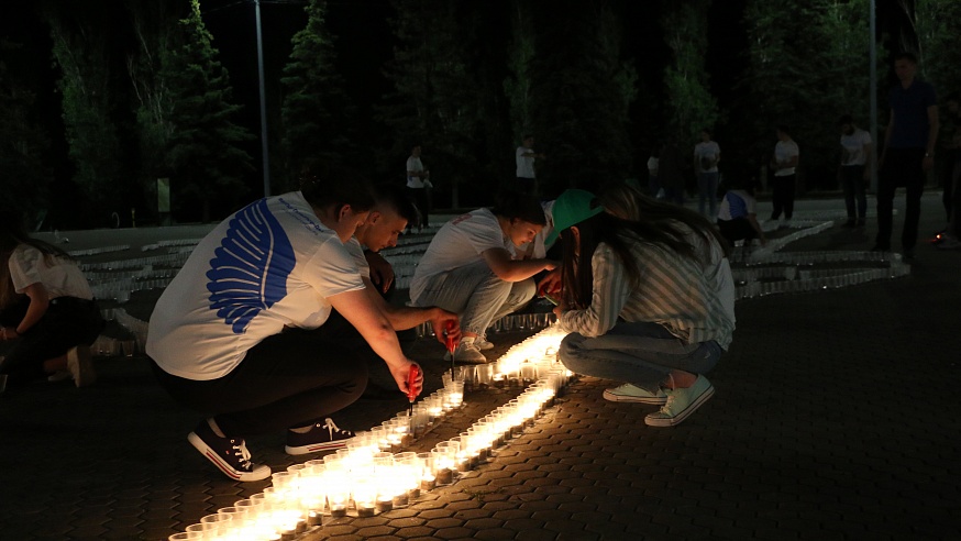 Ночью в Саратове зажгли 10 тысяч свечей